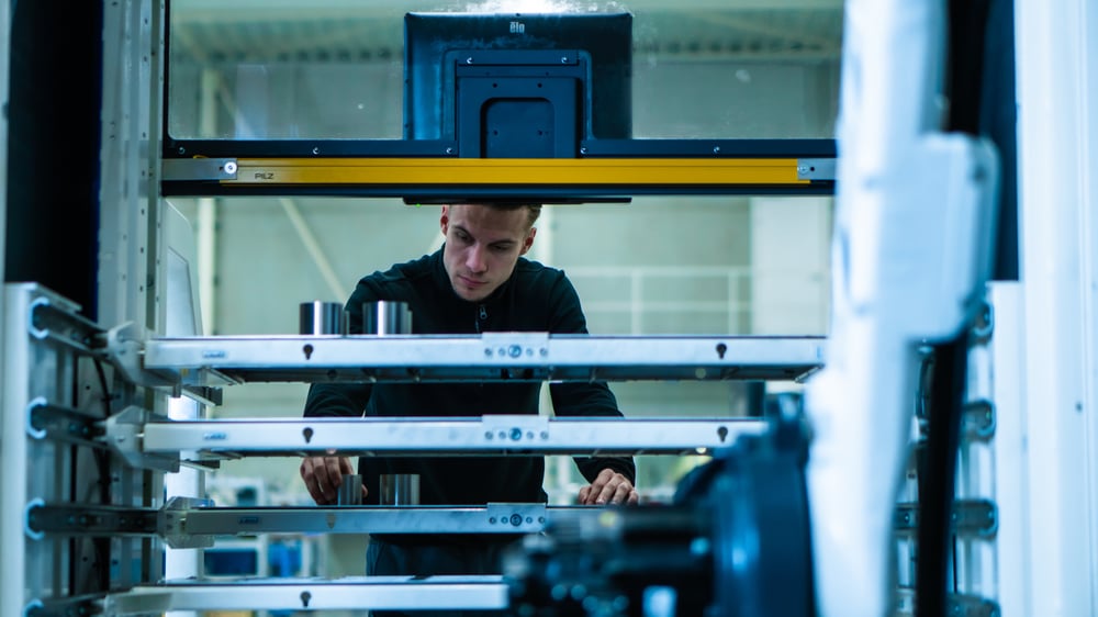 CNC operator aan het werk